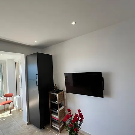 Breathtaking Mediterranean Views From Renovated Cosy Nest, Walk To Portissol And Port Apartment *